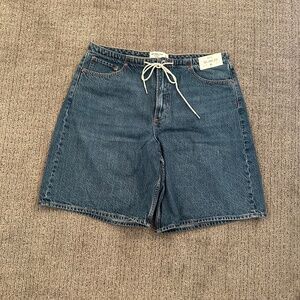 Women’s Abercrombie and Fitch jort size 31. New with tags.